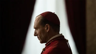 Conclave: o filme ficou ainda mais atual com a morte do Papa – veja no YouCine