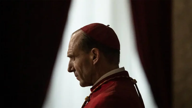 Conclave: o filme ficou ainda mais atual com a morte do Papa – veja no YouCine